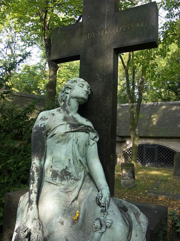 Eine aufwändige Grabstelle im von Arkaden umgebenen Innenraum der Friedhofsanlage